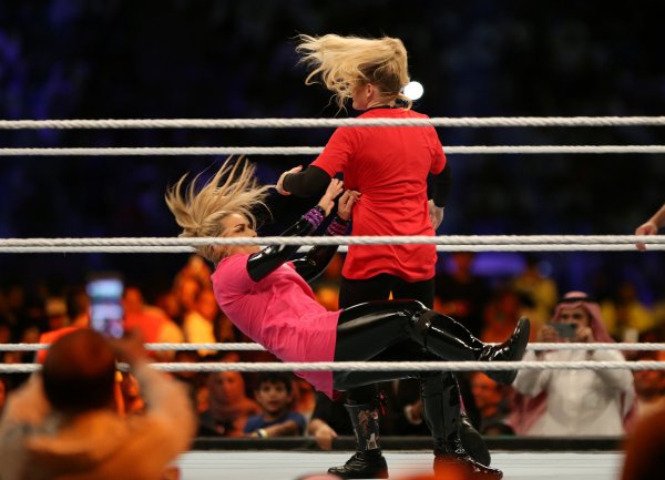 Suudi Arabistan’da kadınlar Amerikan güreşi yaptı