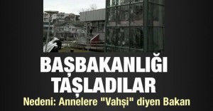 Başbakanlığı taşladılar!