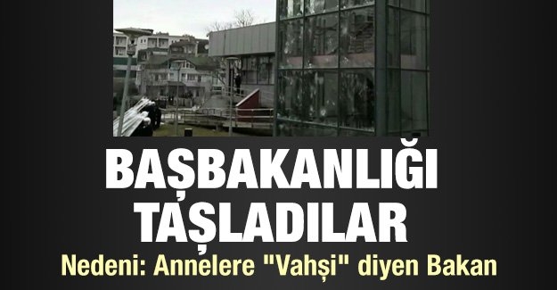 Başbakanlığı taşladılar!