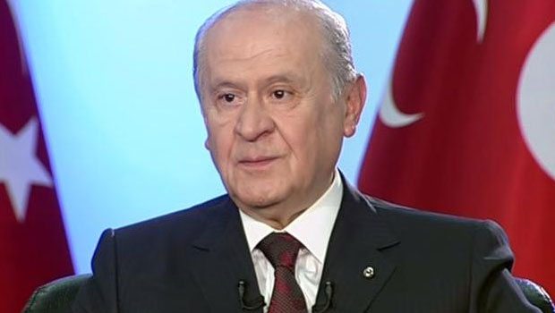 Bu kez Bahçeli el öpmek için eğildi