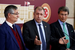 MHP’de istifa eden Özdağ, Yeniçeri ve Halaçoğlu’yla Kongre talep etti