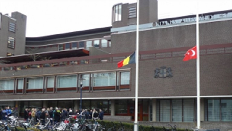 Hollanda Amersfoort Belediyesi Türk bayrağı asıp yarıya indirdi, saygısını gösterdi