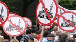 Almanya’da ırkçılar yine nefret kustu; ezan ve minareler yasaklansın