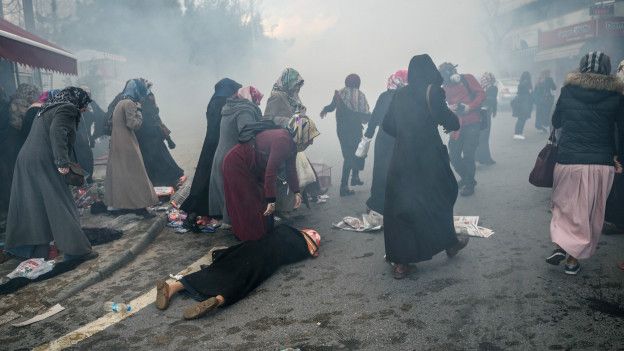 FETÖ için başörtüsü füruattır; kadınlarla ajitasyon için polisin üstüne saldılar!