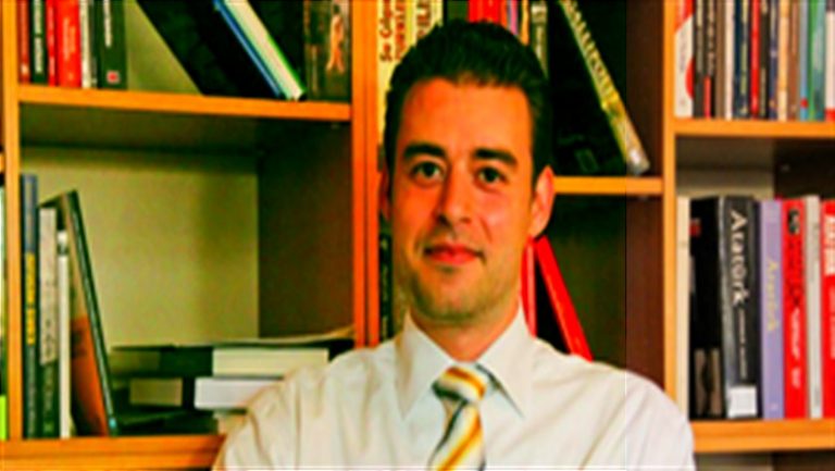 Doç.Dr. Armand Sağ kimdir?