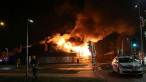 Korkunç olaylar bitmiyor; ırkçılar Hollanda’da cami yakmaya devam ediyor