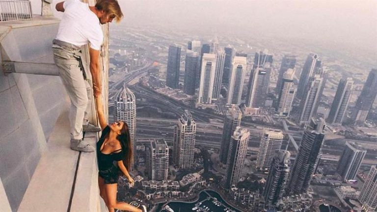 Gökdelenin tepesinde ölüme meydan okuyan Rus model