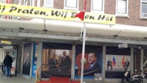 Hollanda’da işyerine asılan Erdoğan posterlerini polis indirdi