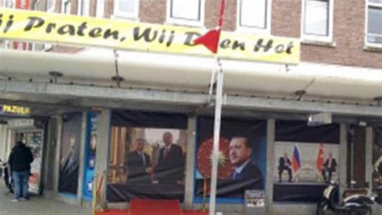 Hollanda’da işyerine asılan Erdoğan posterlerini polis indirdi