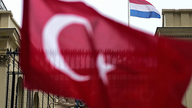 Hollanda hükümet ortağı CU Lideri Segers nefretini kustu; “Türkiye’ye saldırırlarsa destek yok!”