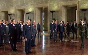 Meclis Başkanı Binali Yıldırım Anıtkabir’i ziyaret etti
