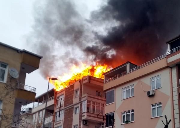 Avcılar’da dubleks ev alev alev yandı