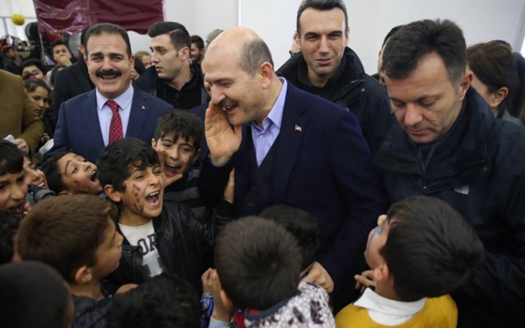 Bakan Soylu’dan Hakkari’de esnaf ziyareti