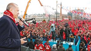 ‘Bayrağa uzanan her eli kırarız’