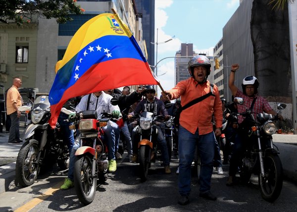 Caracas'ta motosikletlilerden Maduro'ya destek gösterisi