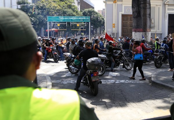 Caracas'ta motosikletlilerden Maduro'ya destek gösterisi