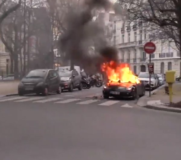 Fransa'daki protestolarda eylemciler lüks araçları yaktı