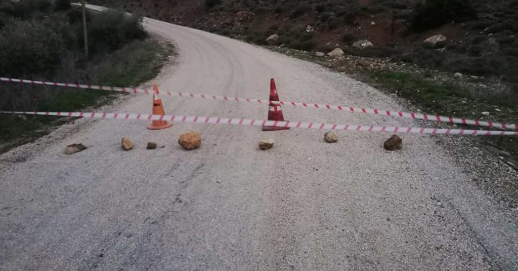 İlçeye bağlı 11 mahalle yolunda heyelan meydana geldi