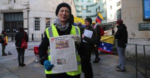İngiliz basınının Venezuela haberleri BBC önünde protesto edildi