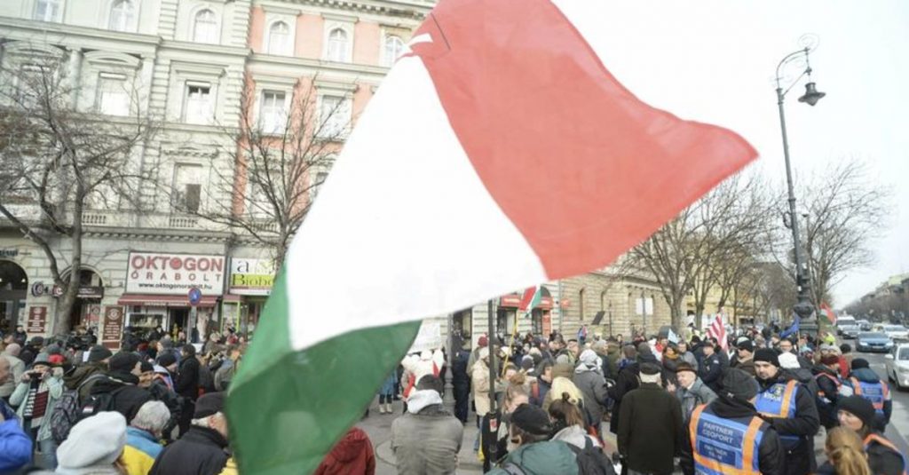 Macaristan’da muhalefet sokakta