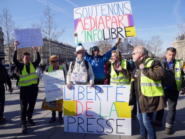 Macron karşıtı gazeteye baskın