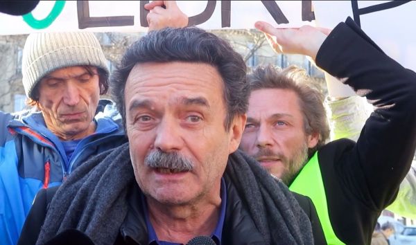 Macron karşıtı gazeteye baskın