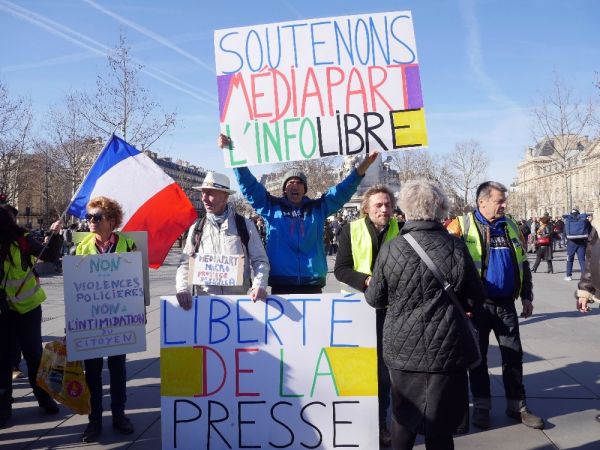 Macron karşıtı gazeteye baskın