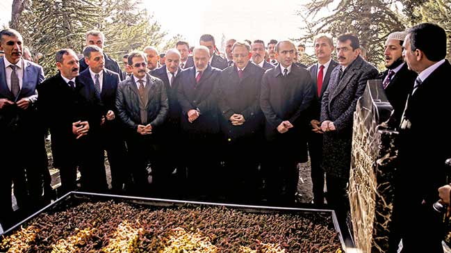 Özhaseki, Türkeş’in mezarını ziyaret etti