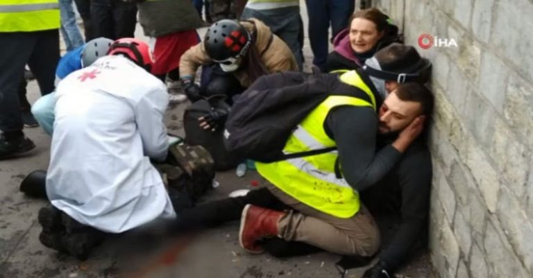 Paris sokakları karıştı! 1 kişinin eli koptu