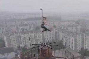 Rusya’da 16 katlı binanın çatısında direk dansı
