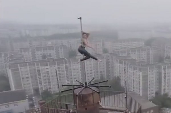 Rusya’da 16 katlı binanın çatısında direk dansı