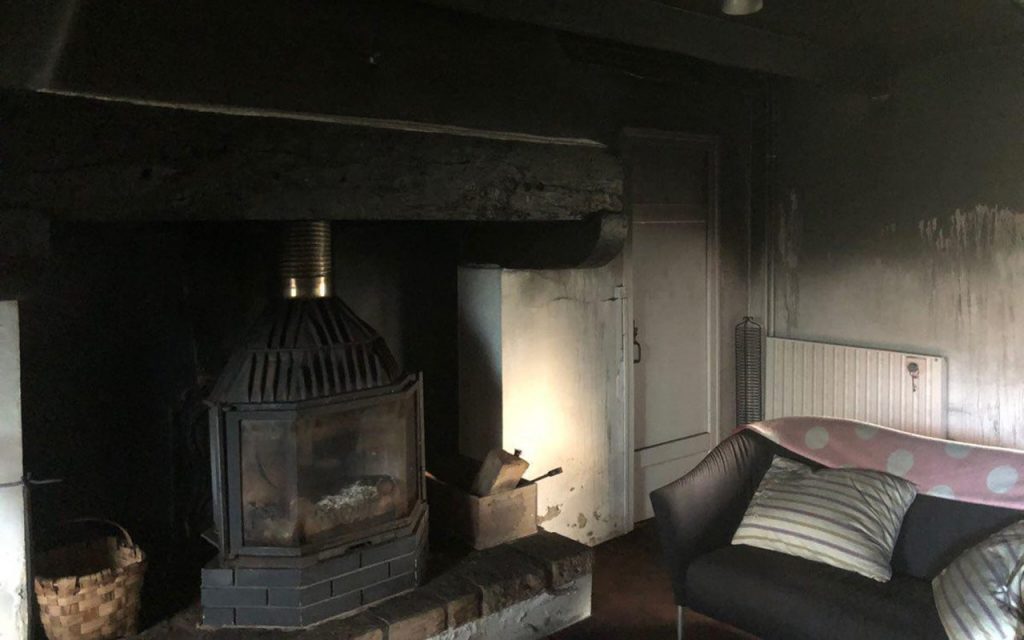 Ülke şokta: Meclis başkanının evini kundakladılar!