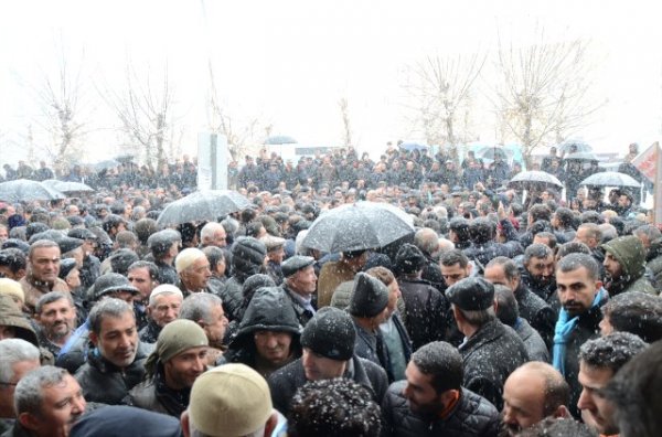 Yüksekova’da AK Parti seçim bürosu açıldı