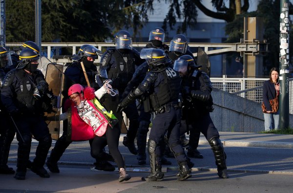 Sarı Yelekliler'in gösterilerinde polis şiddeti bilançosu