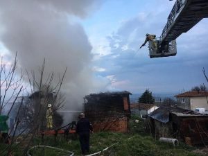 Silivri’de ahşap ev alev alev yandı