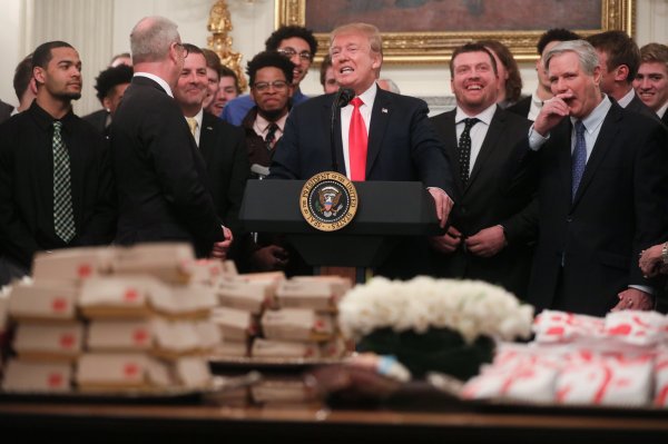 Trump'tan Beyaz Saray'da hamburger partisi