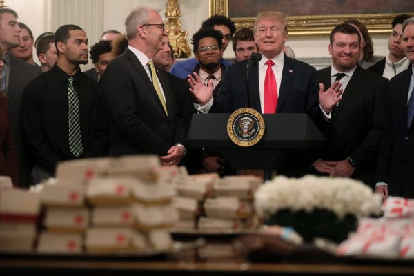 Trump'tan Beyaz Saray'da hamburger partisi