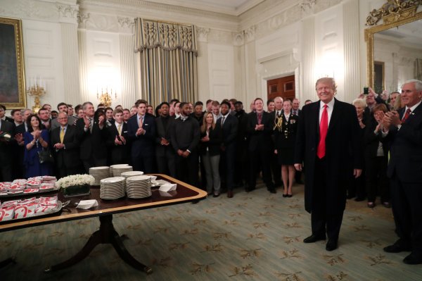 Trump'tan Beyaz Saray'da hamburger partisi