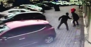 Ümraniye’de sokak ortasında silahlı saldırı kamerada