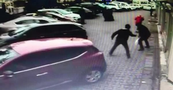 Ümraniye’de sokak ortasında silahlı saldırı kamerada