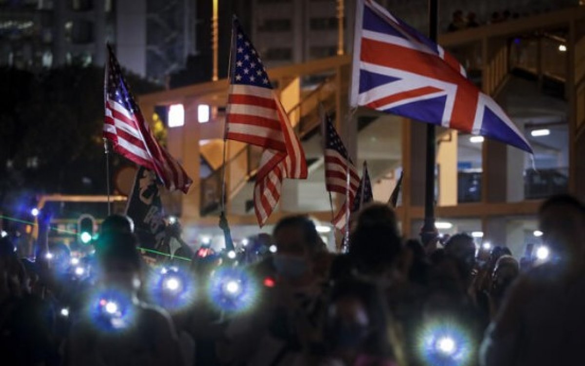 Hong Kong'ta ışıklı protesto 