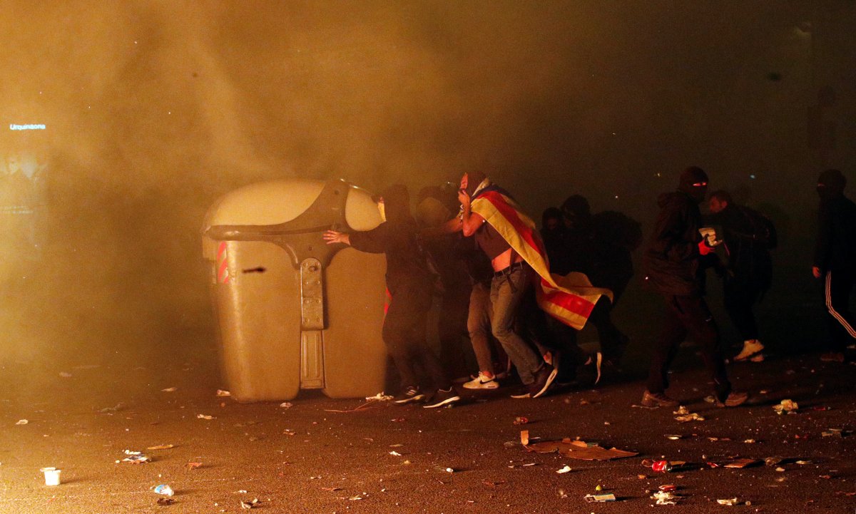 Katalanlar caddeleri ateşe verdi