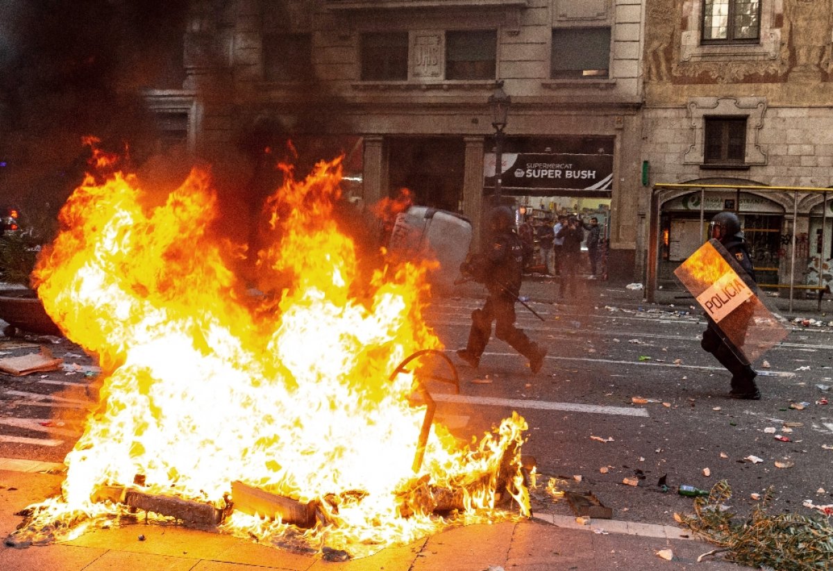 Katalanlar caddeleri ateşe verdi