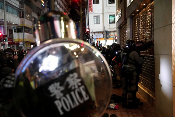 Hong Kong'ta gösteriler şiddetini artırdı