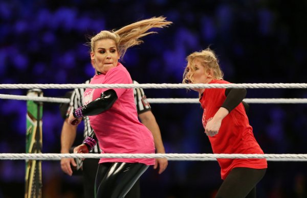 Suudi Arabistan'da kadınlar Amerikan güreşi yaptı