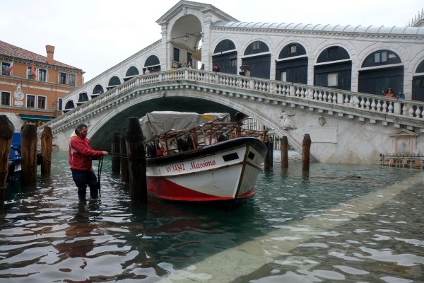 Venedik sular altında: 2 ölü