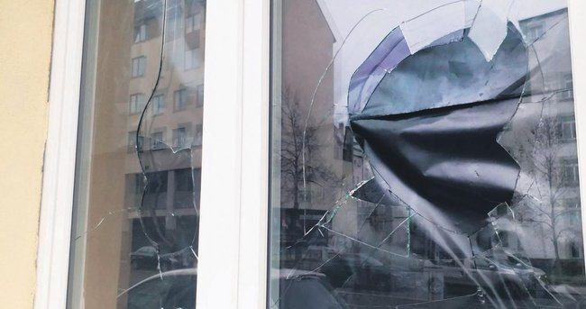 150 kişilik grup camiye saldırdı