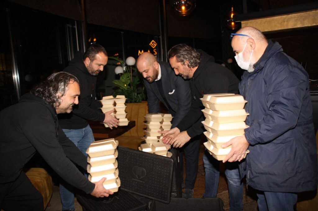 Horecabond Nederland çalışmalarına devam ediyor; Masha Restaurant’tan yemek paketi yardımı