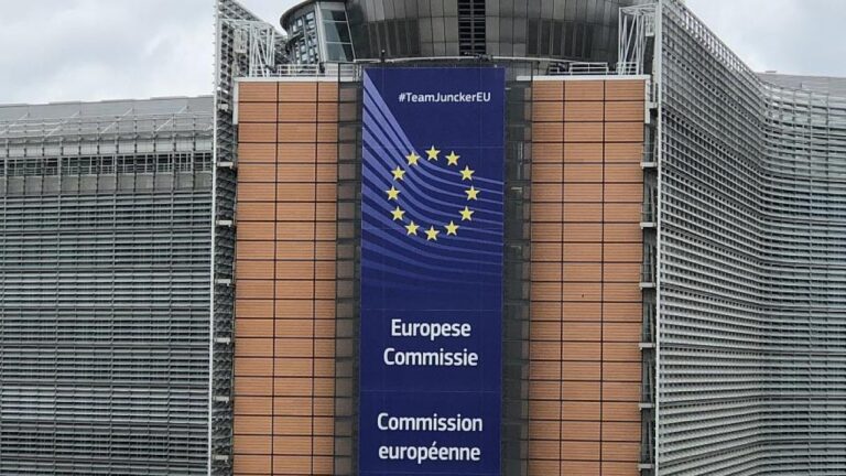 Avrupa Parlamentosu’na koronavirüs sertifikasını göstermeden giren 6 milletvekiline ceza kesti