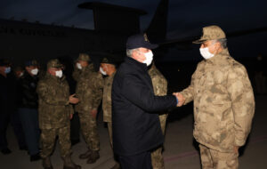 Bakan Akar ve komutanlar Suriye sınırındaki birlikleri denetledi